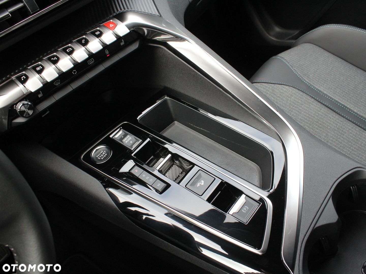 Peugeot 3008 1.2 PureTech Allure S&S EAT8 - 17