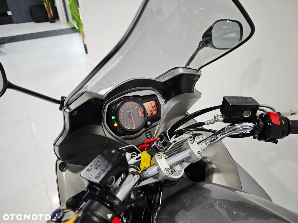 Suzuki GSX - 23