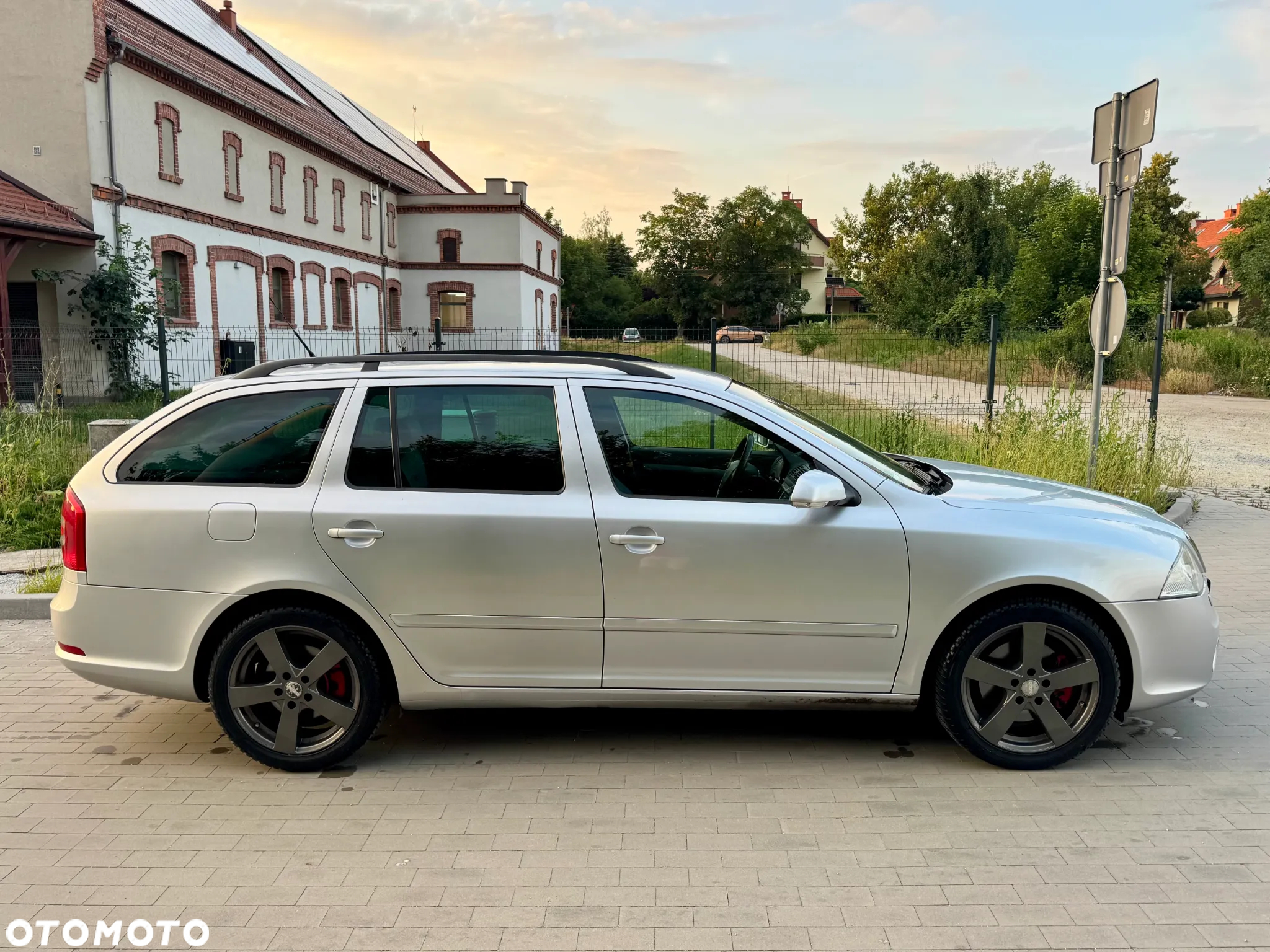 Skoda Octavia Combi 2.0 TDI DPF RS - 2