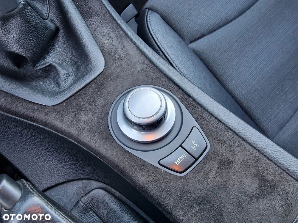 BMW Seria 3 330xi Touring - 17