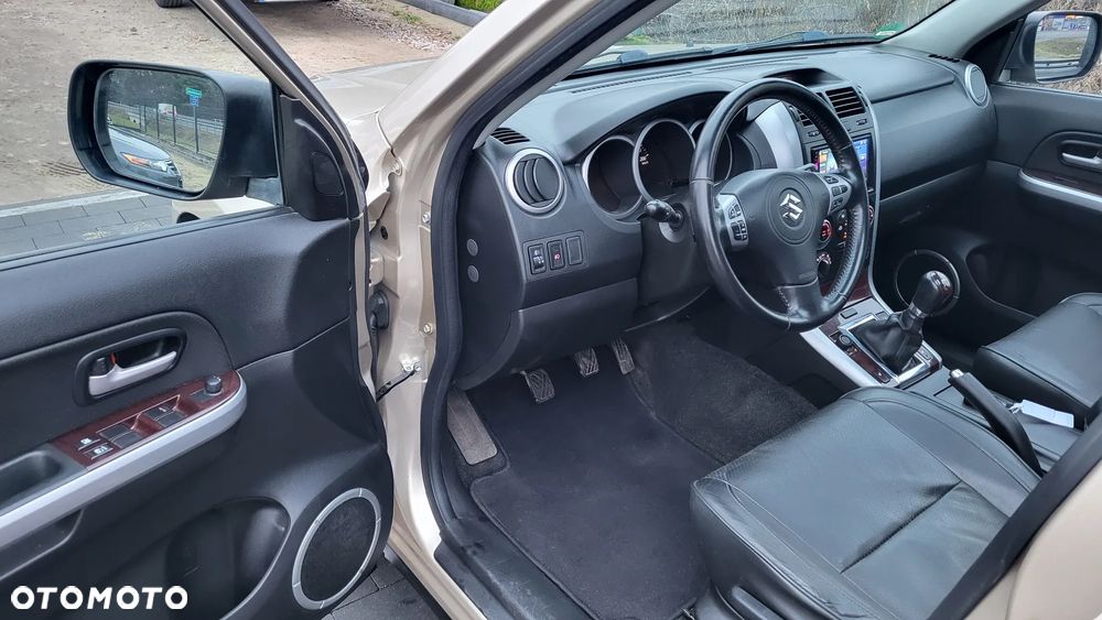 Suzuki Grand Vitara 2.0 Comfort + - 24