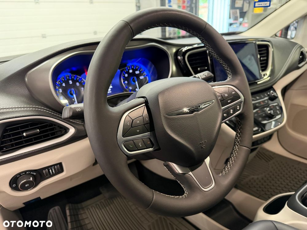 Chrysler Pacifica - 17