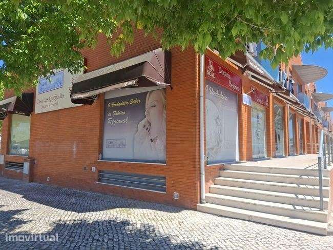 Espaço Comercial Totalmente Equipado em Almeirim