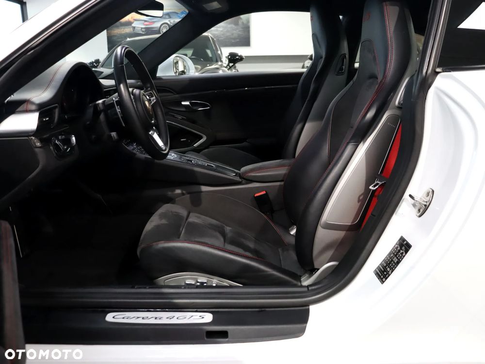 Porsche 911 Carrera 4 GTS PDK - 17