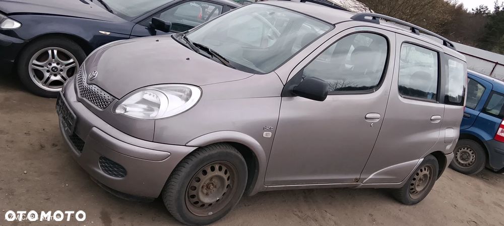 TOYOTA YARIS VERSO - 1
