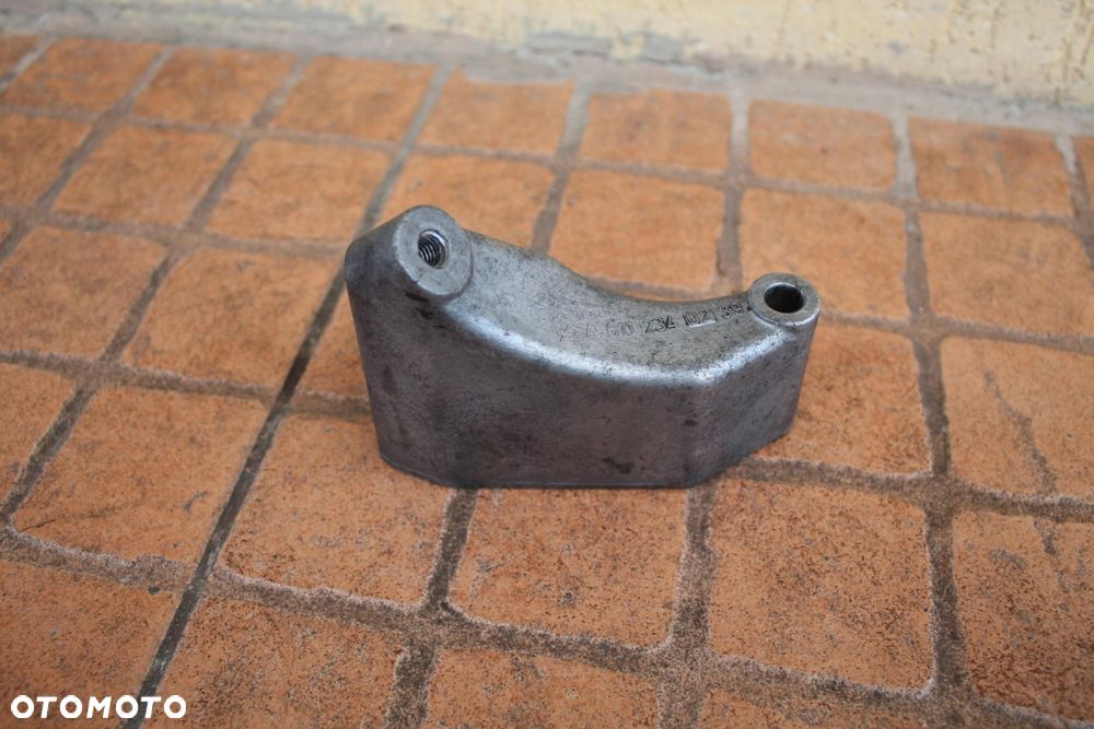 ŁAPA MOCOWANIE SPRĘŻARKI MERCEDES W210 3.2 CDI A6112340239
