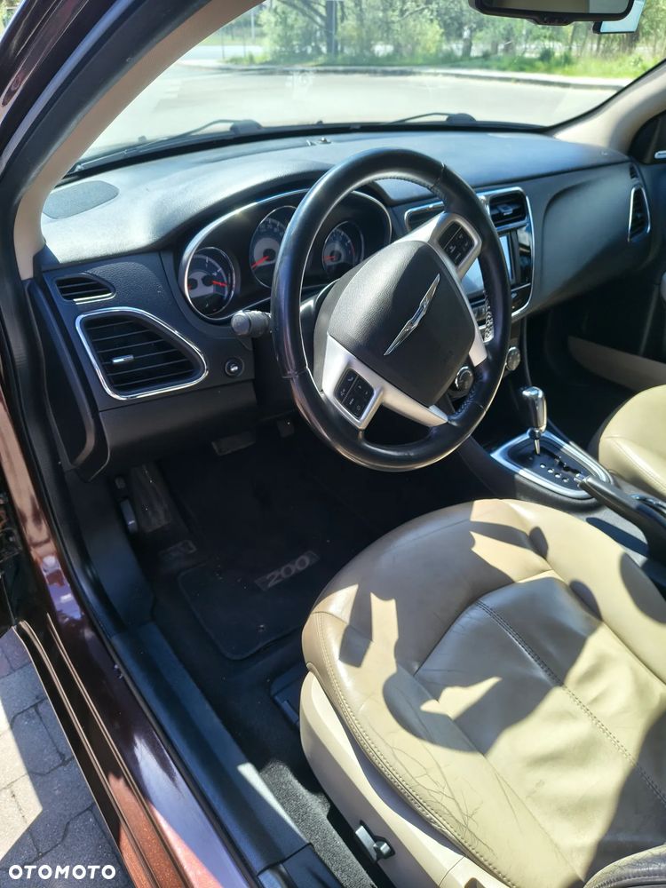 Chrysler 200 - 9