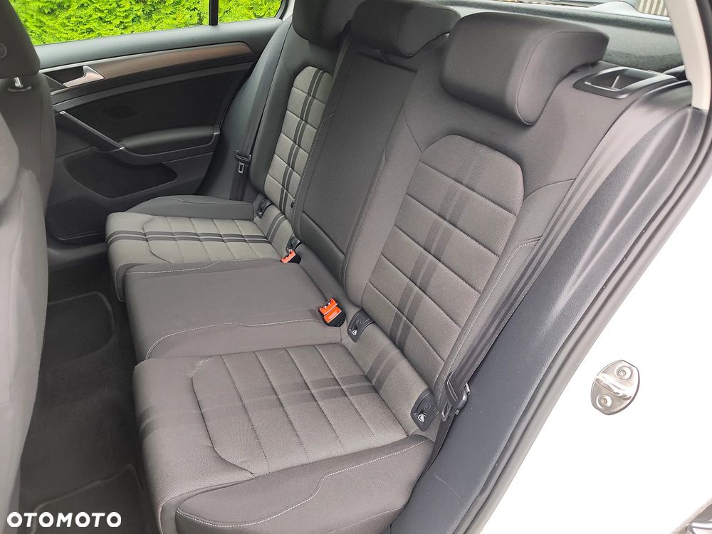 Volkswagen Golf - 10