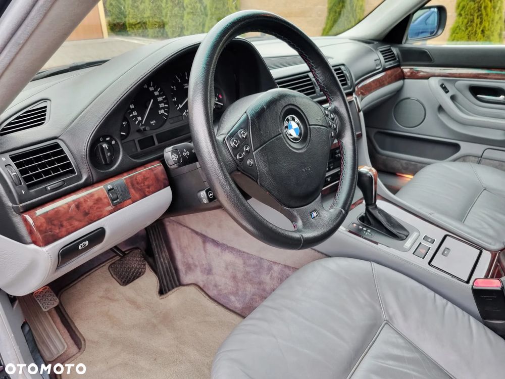 BMW Seria 7 750i - 11