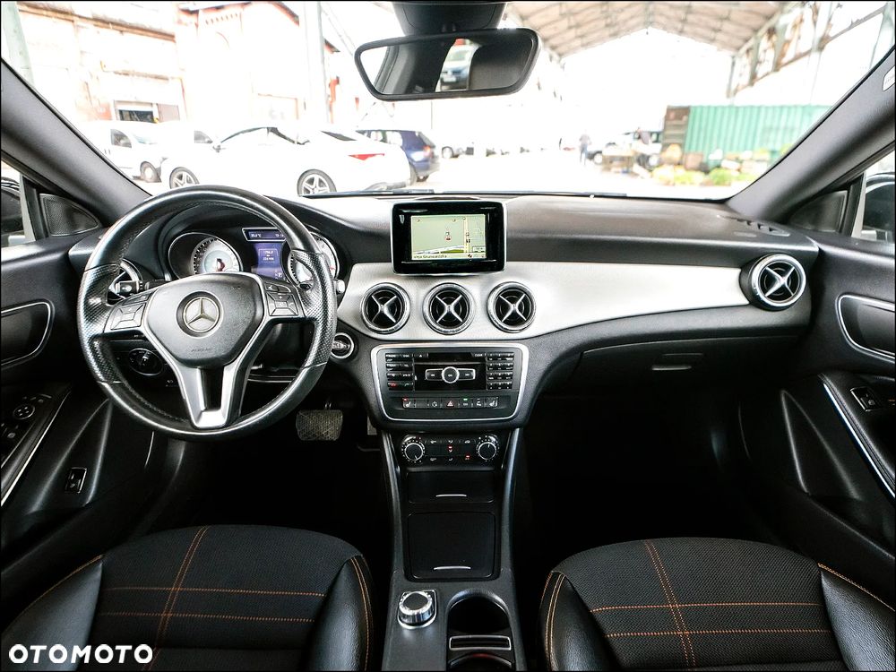 Mercedes-Benz CLA 180 7G-DCT Urban - 16