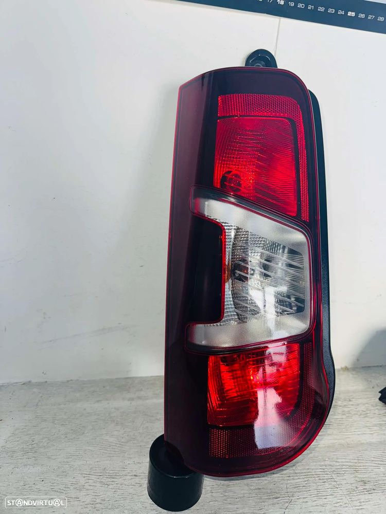 Farolim Trás Esquerdo Peugeot Partner / Citroen Berlingo - 2018 / 2024 - 2