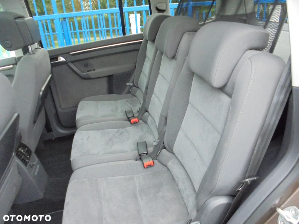 Volkswagen Touran 2.0 TDI DPF BlueMotion Technology DSG Highline - 11