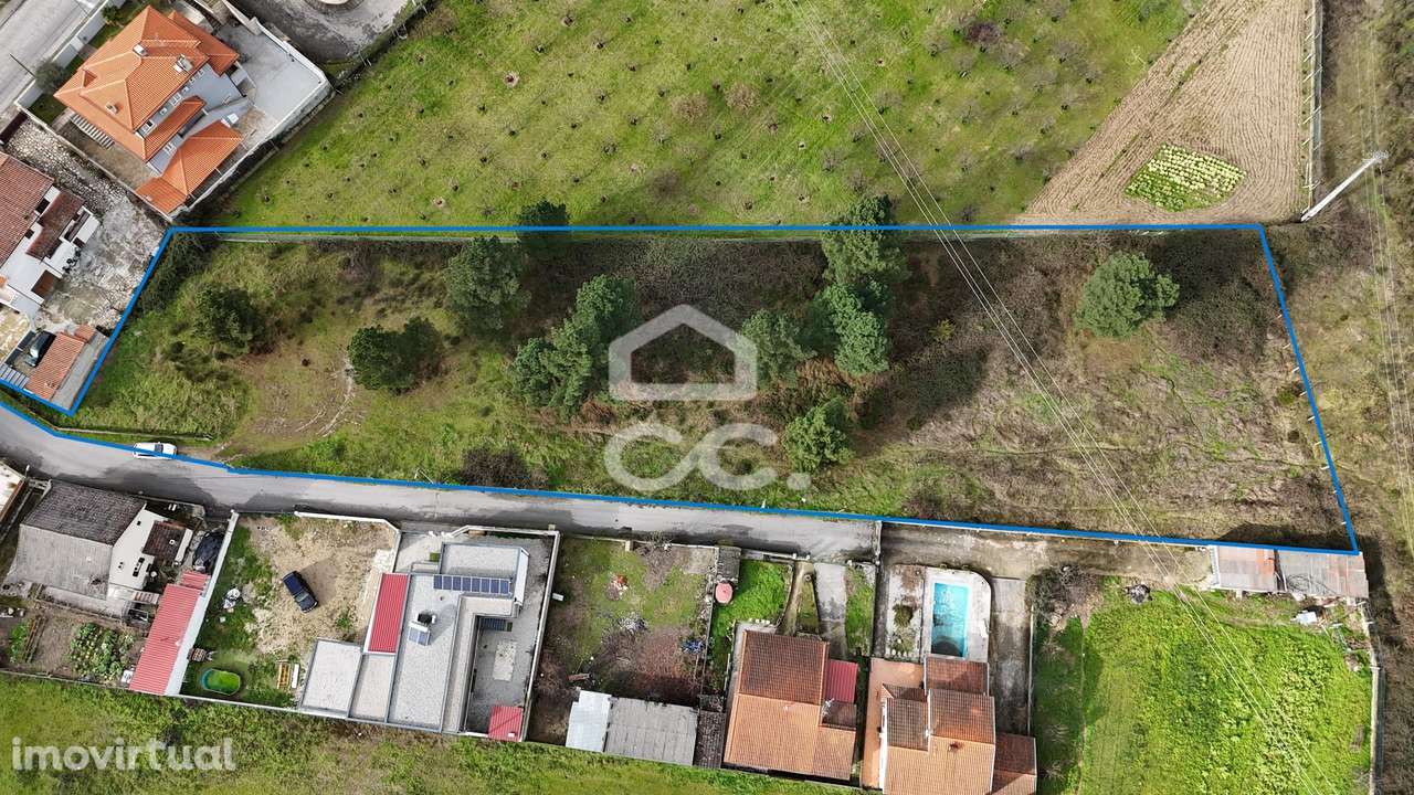 Pequena quinta (área de 4.742 m2), com cerca de 4.000 m2 de solo  urb - Grande imagem: 3/17