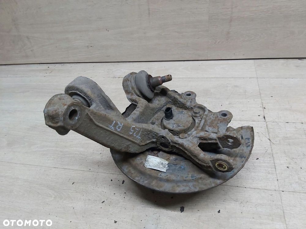 TOYOTA Avensis T25 03-08 r zwrotnica PRAWY tył piasta 5x100 - 4