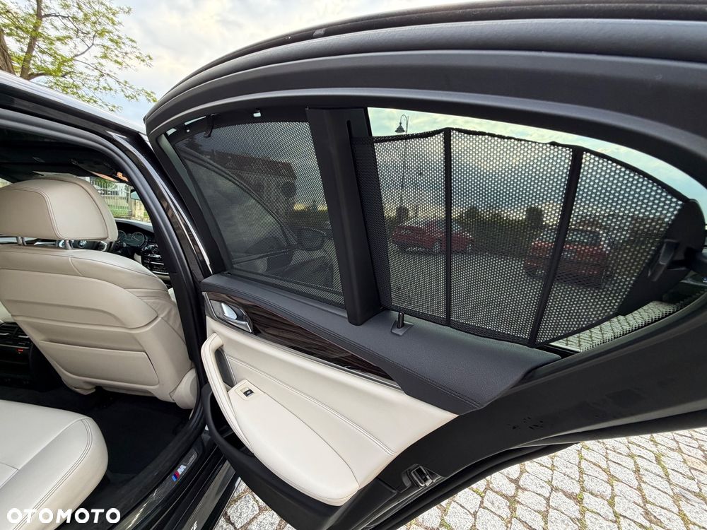 BMW Seria 5 M550i xDrive - 22