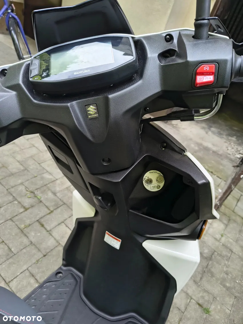 Suzuki Avenis - 19