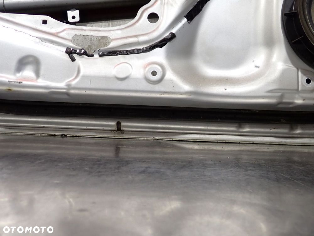 DRZWI LEWY PRZÓD TOYOTA COROLLA E15 KOL: 1F7 - 19