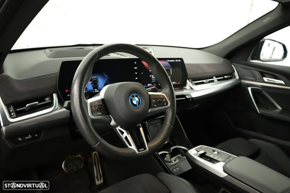 BMW iX2 eDrive20 Pack Desportivo M - 9