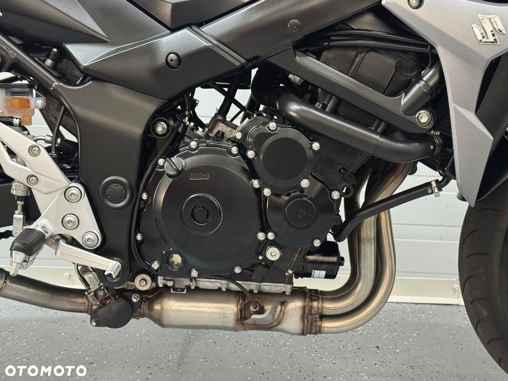 Suzuki GSR - 11