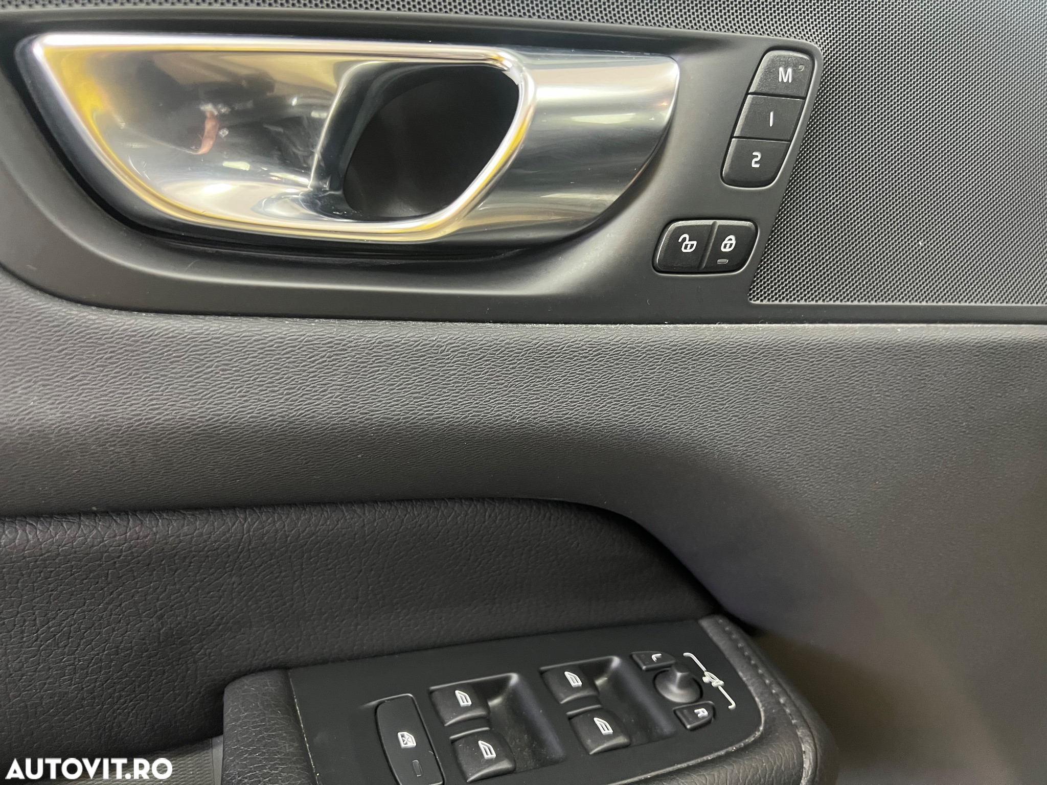 Volvo XC 60 B4 MHEV AT8 AWD Momentum Pro - 26