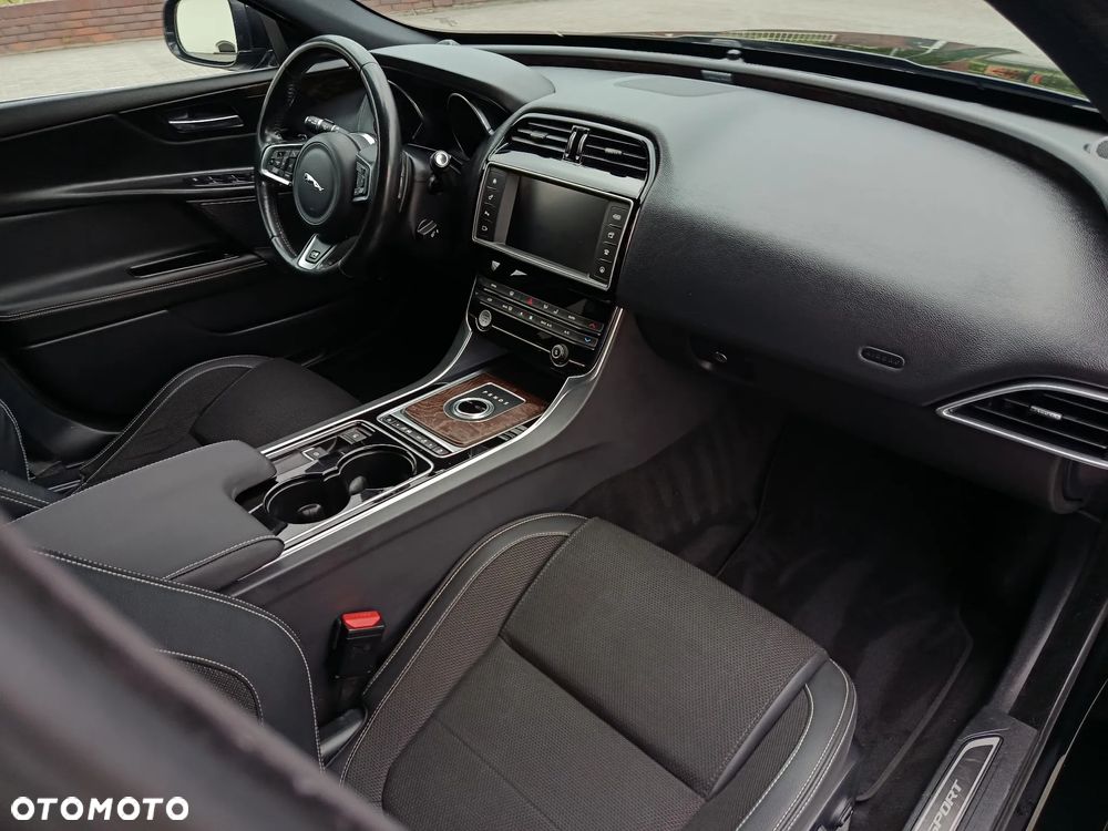 Jaguar XE D180 R-Dynamic S - 24