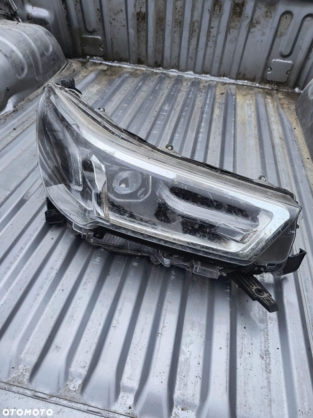 Toyota hilux lampa przód 2022r - 1