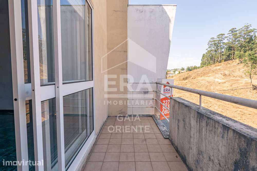 T2 com garagem, varandas e elevador - Grande imagem: 2/19