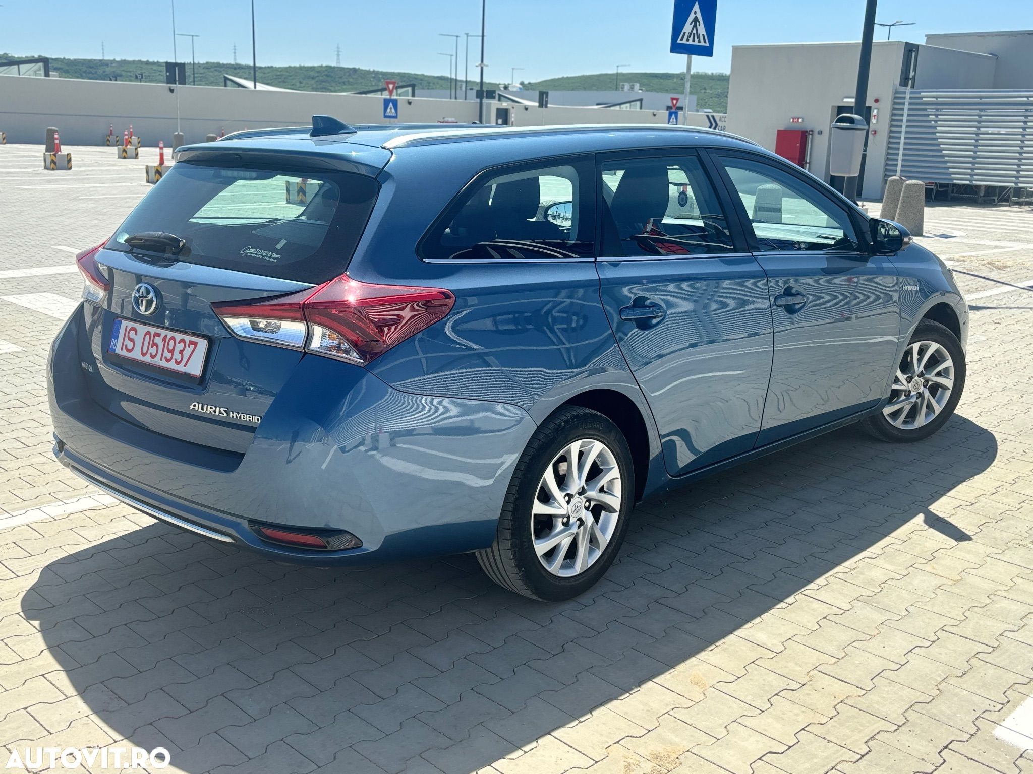 Toyota Auris 1.8 L VVT-i HSD Sol + - 1