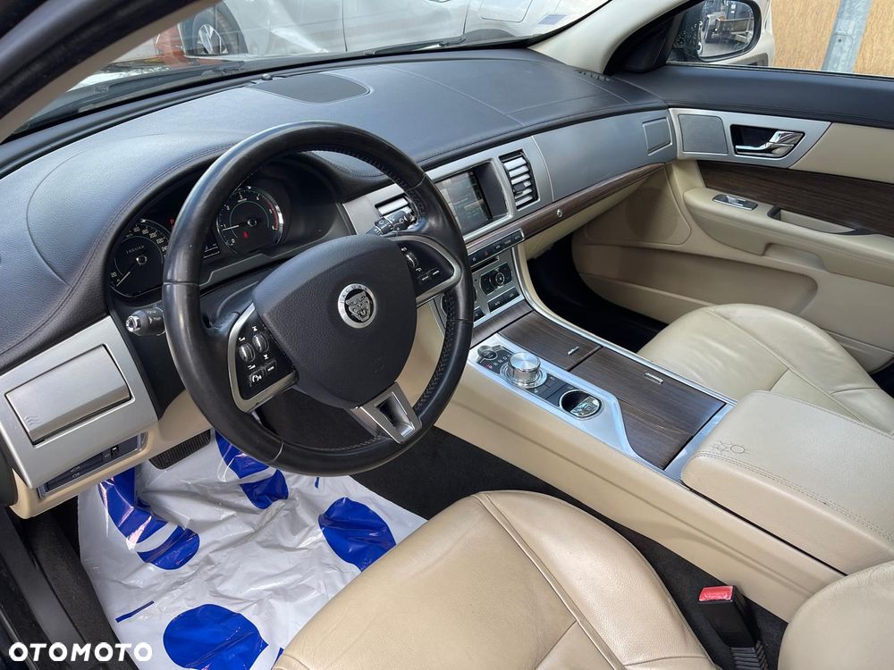 Jaguar XF - 10
