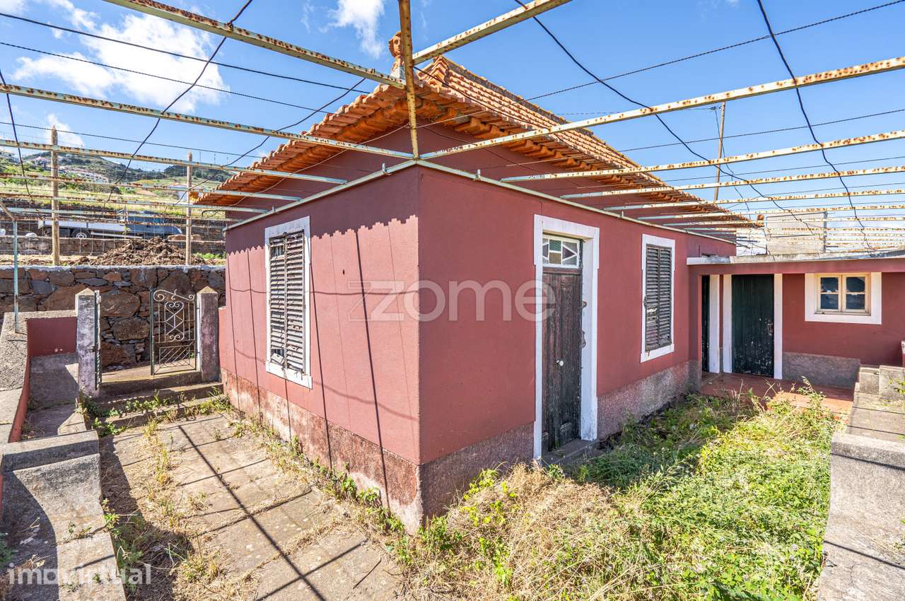 Moradia TérreaT1 para recuperar com terreno no Caniço, Santa Cruz