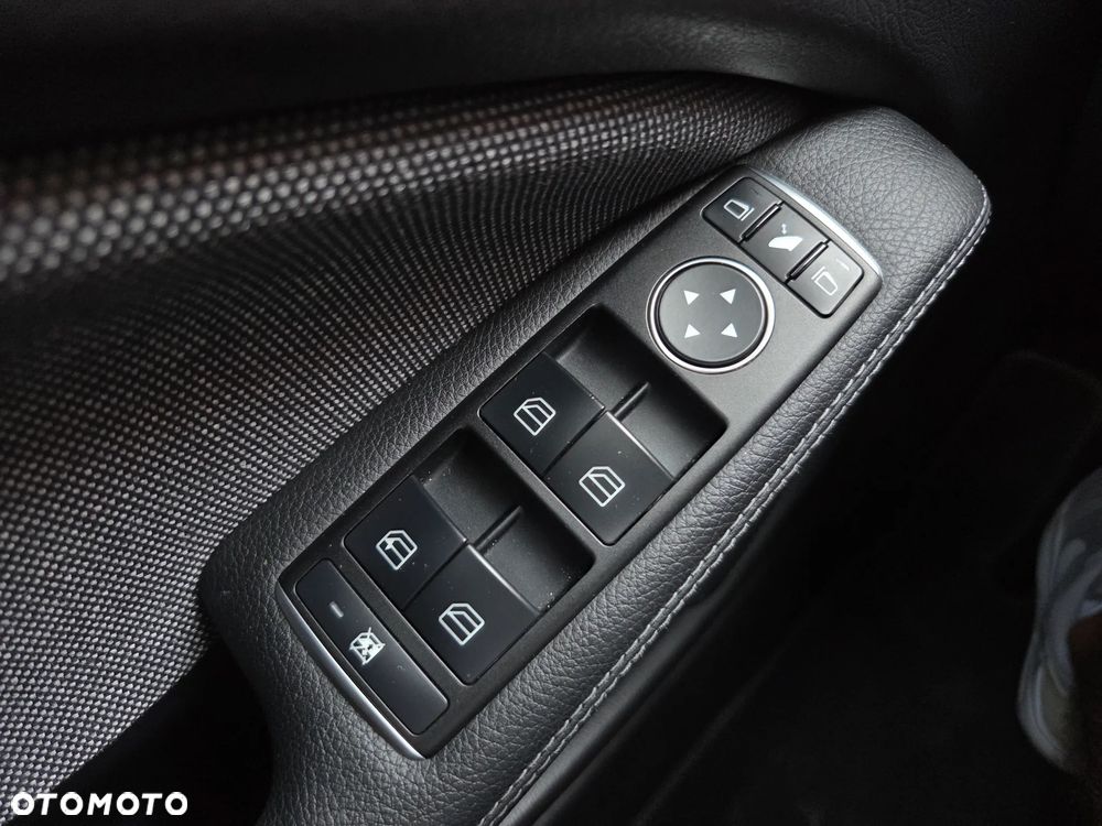 Mercedes-Benz GLA 200 7G-DCT Style - 32