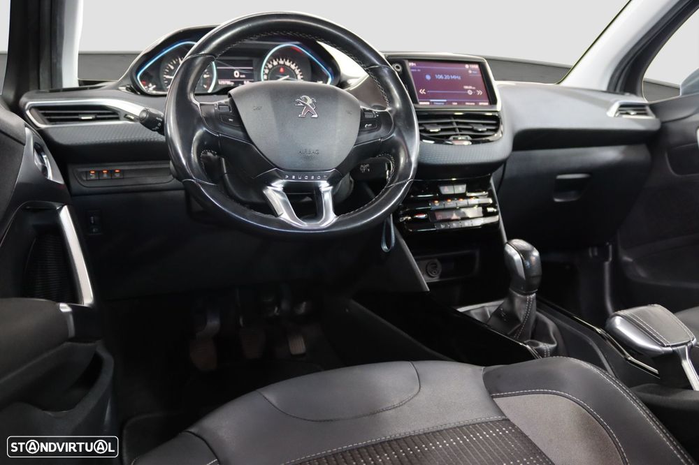 Peugeot 2008 1.2 PureTech Allure - 4