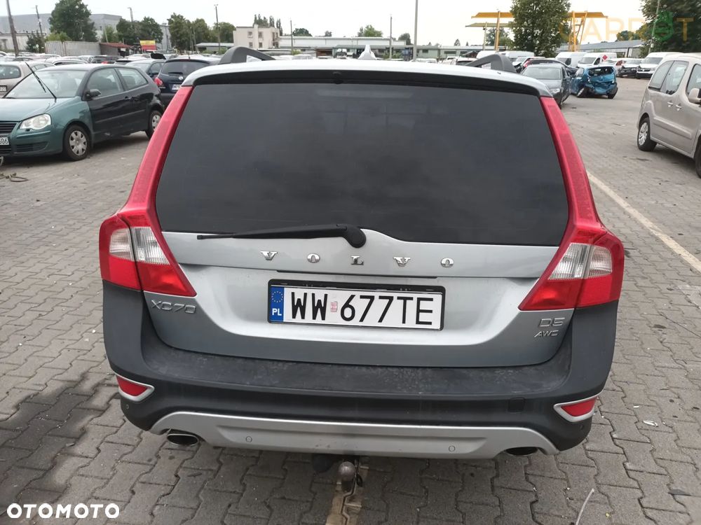 SAMOCHÓD NA CZĘŚCI -Volvo XC70 Do założenia w kolor Lakier 477-46  Drzwi Błotnik Ćwiartka Zderzak Klapa Siedzenia  Dostawa GWARANCJA !!! Ćwiartka Drzwi Podłużnica Wanna Cały na części GWARANCJA !!! Przód Tył Zestaw Komplet Drzwi Klapa Zderzak Błotnik Maska Grill Atrapa Szyba Pas Lampa Lusterko Boczki Fotel Kanapa Kokpit Deska Rozdzielcza Przełącznik Włącznik Sterownik Przewody Wiązka Instalacja Moduł Komputer Czujnik Listwa Pompa Alternator Wtryski Głowica Rozrusznik Kompresor Sprzęgło Dwumas Silnik Skrzynia ABS Klimatyzacji Paliwa Wspomagania Kolektor Turbina Przepustnica Zawór Chłodnica Koło Hak Belka Sanki Zawieszenie Mcpherson Półoś Amortyzator Wydech Tłumik Zacisk Most - 9