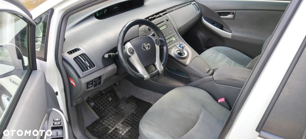 Toyota Prius (Hybrid) Executive - 11