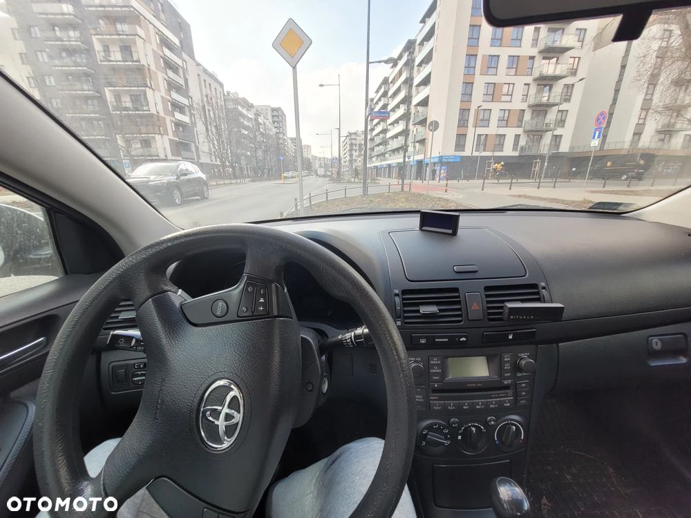 Toyota Avensis 1.8 VVT-i Luna - 2