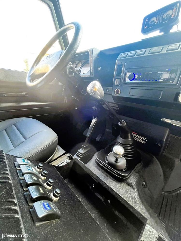 Land Rover Defender - 44