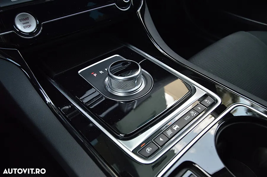 Jaguar XE - 32