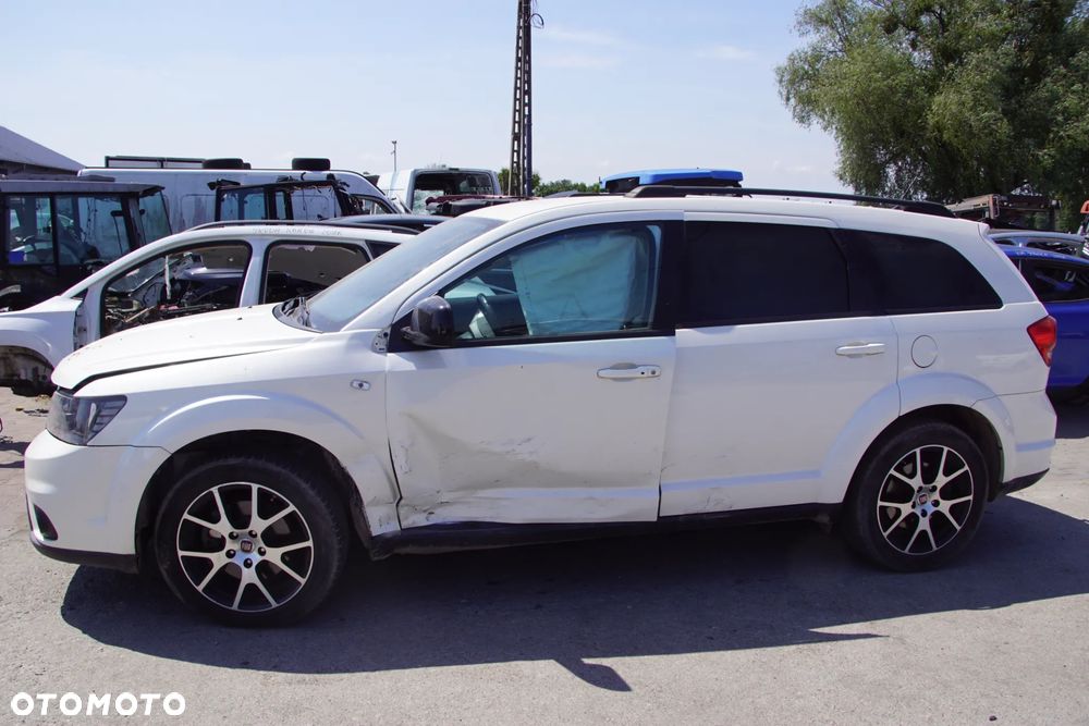 Auto na części - Fiat Freemont 2.0 MultiJet 170 KM 939B5000 62TE PWH 2014R Silnik Skrzynia Drzwi Maska Błotnik Klapa Zderzak Lampa Lusterko Klamka Szyba Deska Kokpit Sterownik Moduł Czujnik Licznik Wyświetlacz Panel Kierownica - 4