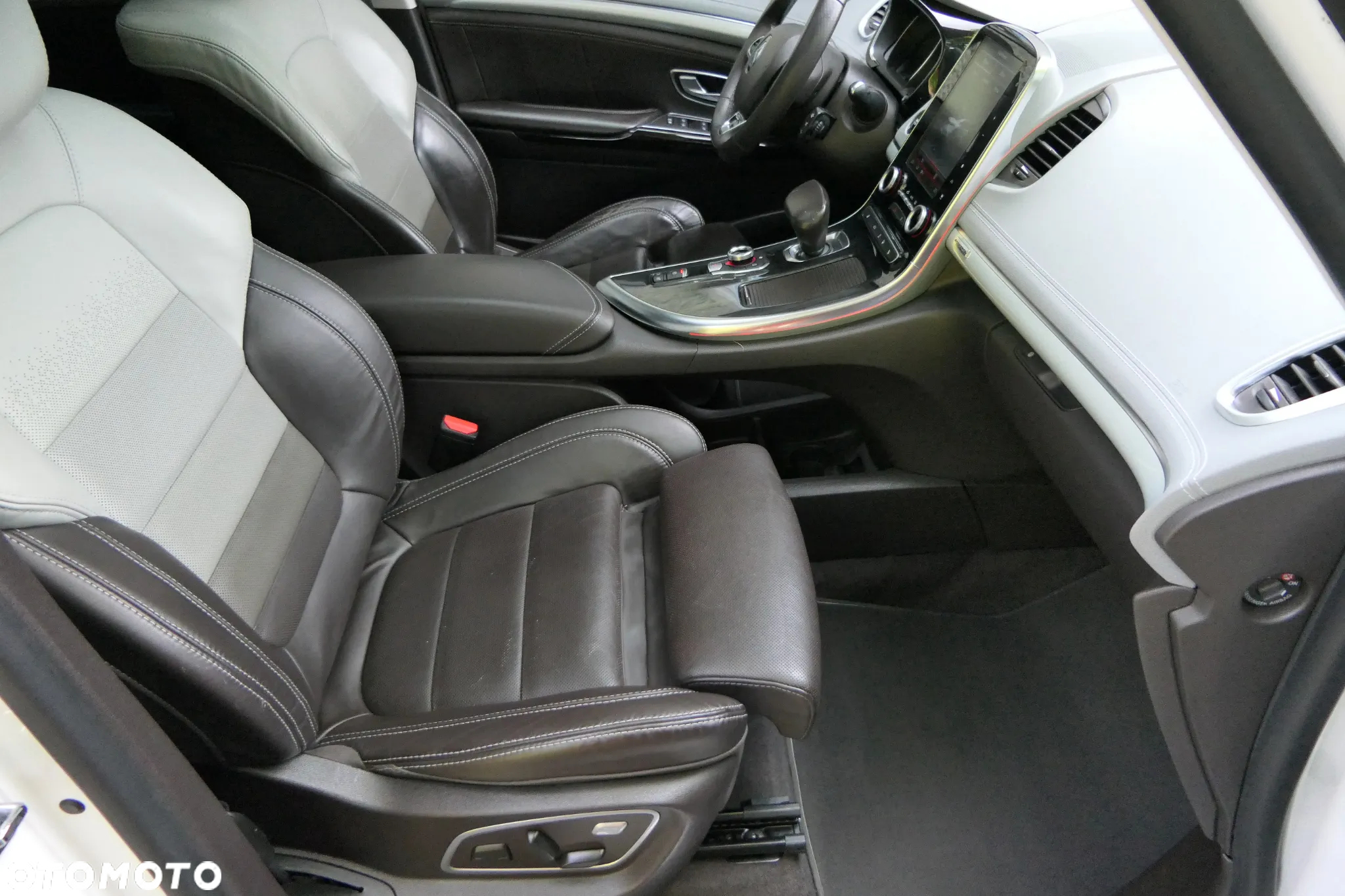 Renault Espace 1.6 TCE Initiale Paris EDC 7os - 24