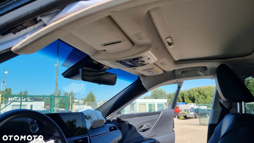 Lexus ES 300h Style Edition - 23