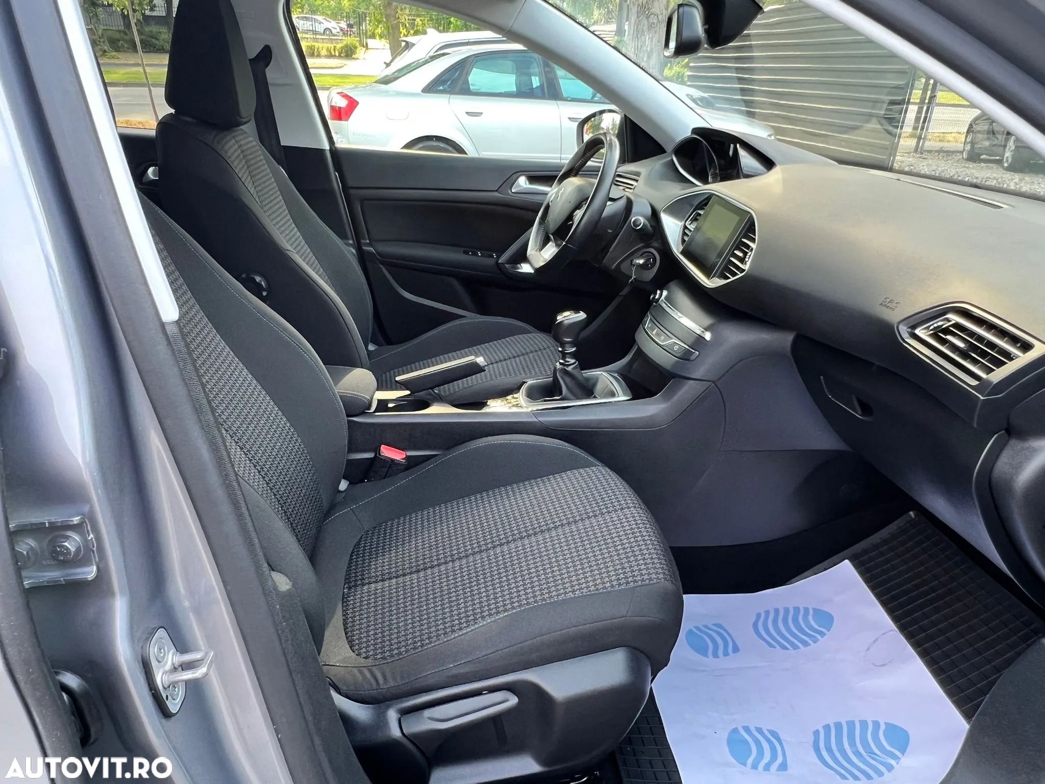 Peugeot 308 1.2 L PureTech Turbo S&S Allure - 15