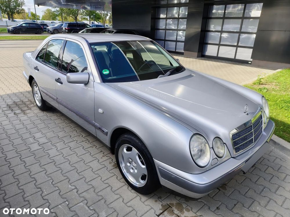Mercedes-Benz Klasa E 200 T Classic - 19