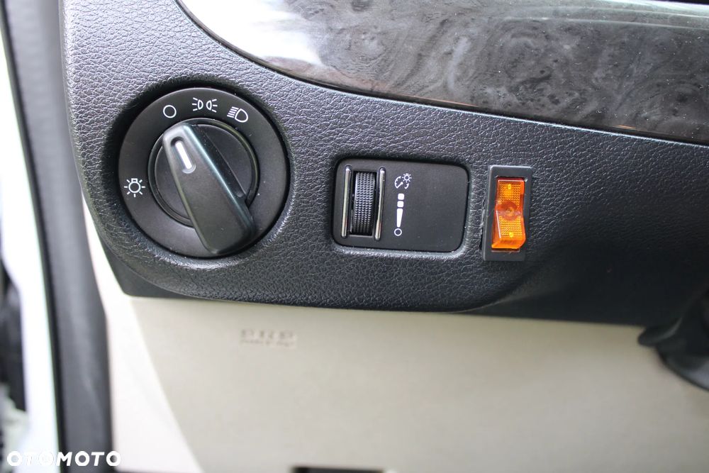 Dodge Grand Caravan - 34