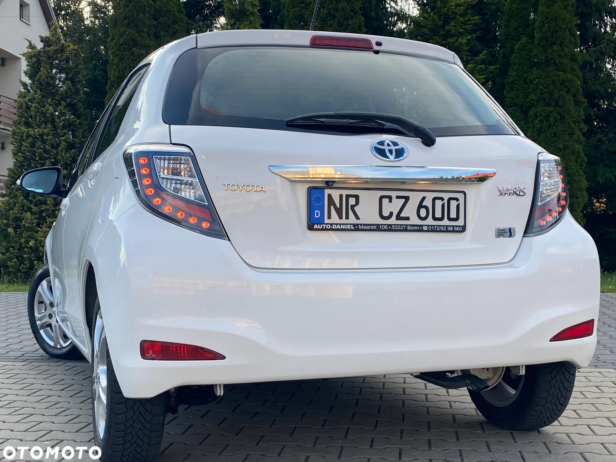 Toyota Yaris Hybrid 100 Premium - 10