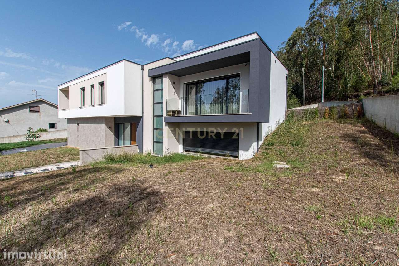 Moradia T4 semi-nova com Piscina, Garagem + Parcela de Terreno Rústico - Grande imagem: 2/60