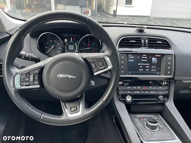 Jaguar F-Pace 2.0 i4D AWD R-Sport - 17
