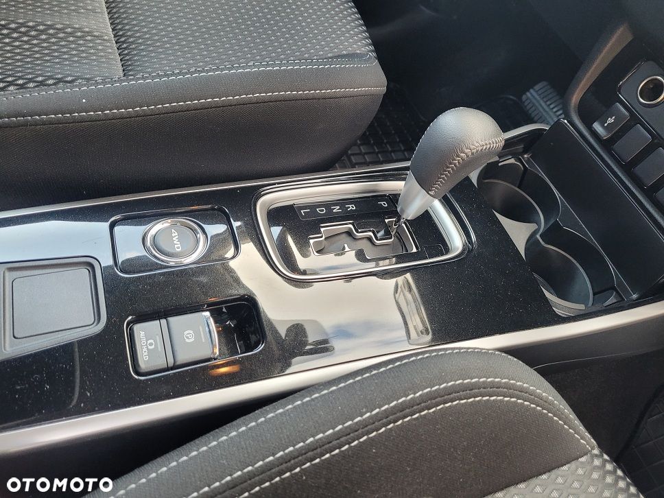 Mitsubishi Outlander 2.0 Intense + Navi 4WD CVT - 32