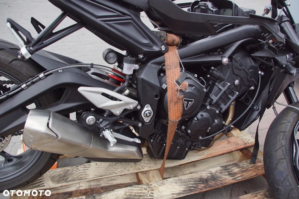 Motocykl na części 692106889 Triumph Street Triple 765 R 88kw 2025 silnik głowica blok silnika pokrywa zaworów pokrywa sprzęgła pokrywa alternatora miska olejowa wał korbowy korbowody tłoki cylindry wałki rozrządu łańcuch rozrządu napinacz rozrządu zawory sprzęgło kosz sprzęgłowy tarcze sprzęgłowe skrzynia biegów rozrusznik alternator stator pompa oleju pompa wody termostat chłodnica wentylator chłodnicy zbiorniczek wyrównawczy przepustnice listwa wtryskowa wtryskiwacze cewki zapłonowe airbox filtr powietrza pompa paliwa zbiornik paliwa korek paliwa kolektor wydechowy tłumik katalizator sondy lambda rama subframe wahacz amortyzator tylny lagi golenie półka górna półka dolna kierownica manetki przełączniki kierownicy klamka sprzęgła klamka hamulca pompa hamulcowa przednia pompa hamulcowa tylna przewody hamulcowe zaciski przednie zacisk tylny tarcze hamulcowe pompa ABS moduł ABS czujniki ABS felga przednia felga tylna koło przednie koło tylne oś przednia oś tylna piasta zabierak zębatka przednia zębatka tylna łańcuch napędowy napinacze łańcucha ślizg łańcucha osłona łańcucha quickshifter czujnik quickshiftera cięgno quickshiftera dźwignia zmiany biegów set lewy set prawy podnóżki kierowcy podnóżki pasażera dźwignia hamulca tylnego stopka boczna czujnik stopki lampa przednia lampa tylna kierunkowskazy licznik wyświetlacz sterownik ECU immobilizer stacyjka kluczyk wiązka elektryczna skrzynka bezpieczników regulator napięcia przekaźniki czujnik położenia wału czujnik biegu czujnik temperatury siedzenie kierowcy siedzenie pasażera zadupek boczki plastiki owiewki osłony zbiornika osłona chłodnicy błotnik przedni błotnik tylny nadkole uchwyt tablicy rejestracyjnej lusterko lewe lusterko prawe klakson linka sprzęgła przewody paliwowe przewody chłodnicze wsporniki uchwyty mocowania tuleje gumy śruby - 18