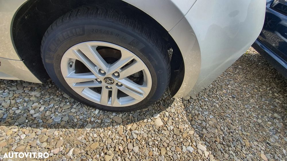 Toyota Corolla 1.8 HSD Business - 11