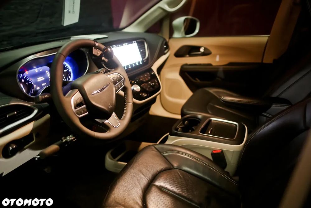 Chrysler Pacifica - 16